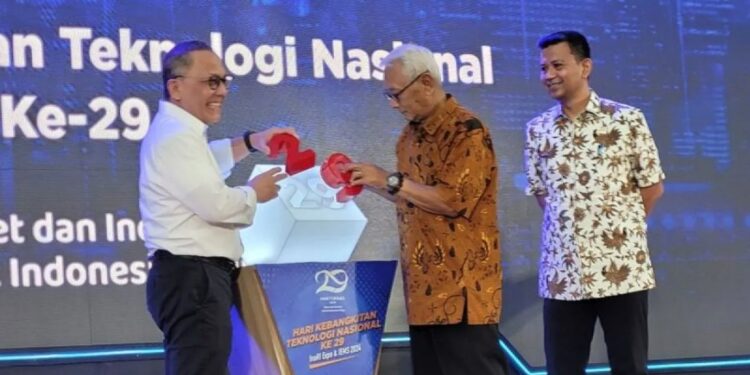 Kepala Badan Riset dan Inovasi Nasional (BRIN) Laksana Tri Handoko (kiri) saat membuka Peringatan Hakteknas ke-29 di Kawasan Sains dan Teknologi (KST) Soekarno, Cibinong, Jawa Barat, Sabtu (10/8/2024). (MASAPNEWS/ANT)