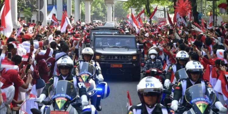 Masyarakat menyambut antusias arak-arakan peserta Kirab Bendera Merah Putih dan Teks Proklamasi saat melintasi kawasan Monas, Jakarta Pusat, Sabtu (10/8/2024). (MASAPNEWS/ANT/HO-Sekretariat Presiden)