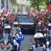 Masyarakat menyambut antusias arak-arakan peserta Kirab Bendera Merah Putih dan Teks Proklamasi saat melintasi kawasan Monas, Jakarta Pusat, Sabtu (10/8/2024). (MASAPNEWS/ANT/HO-Sekretariat Presiden)