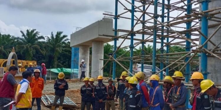 Kementerian Pekerjaan Umum dan Perumahan Rakyat (PUPR) melalui Direktorat Jenderal (Ditjen) Bina Konstruksi melakukan peningkatan kualitas sumber daya manusia (SDM) konstruksi melalui pembinaan dan fasilitasi Sertifikasi Onsite Tenaga Kerja Konstruksi di Ibu Kota Nusantara (IKN), Kalimantan Timur. (MASAPNEWS/ANT/HO - Kementerian PUPR)