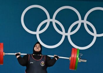 Lifter Indonesia Nurul Akmal melakukan angkatan clean and jerk dalam kelas +81 kg putri Olimpiade Paris 2024 di South Paris Arena, Paris, Prancis, Minggu (11/8/2024). (MASAPNEWS/ANT)