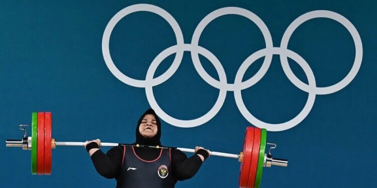 Lifter Indonesia Nurul Akmal melakukan angkatan clean and jerk dalam kelas +81 kg putri Olimpiade Paris 2024 di South Paris Arena, Paris, Prancis, Minggu (11/8/2024). (MASAPNEWS/ANT)