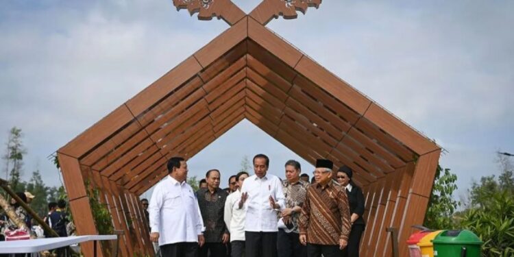 Presiden Joko Widodo (tengah) berbincang bersama Wakil Presiden Ma'ruf Amin (kanan), dan Menteri Pertahanan (Menhan) Prabowo Subianto (kiri) saat mengunjungi Embung MBH di Ibu Kota Nusantara (IKN), Penajam Paser Utara, Kalimantan Timur, Minggu (11/8/2024). Kunjungan presiden dan wakil presiden serta jajaran Menteri Kabinet Indonesia Maju dan pejabat setingkat menteri tersebut dilakukan sebelum berlangsungnya rapat kabinet pertama di IKN. (MASAPNEWS/ANT)