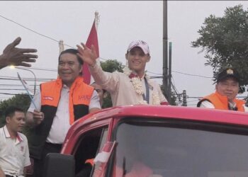 Atlet angkat besi putra Indonesia Rizki Juniansyah (tengah) diarak pada acara pawai keliling Kota Serang, Rabu (14/8/2024). (MASAPNEWS/ANT)