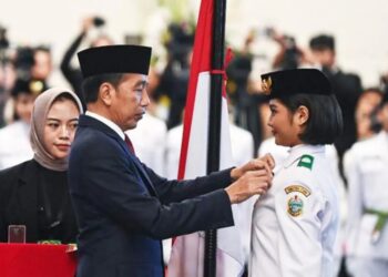 Ilustrasi: Presiden Joko Widodo (tengah) selaku pembina upacara menyematkan lencana kepada anggota Paskibraka 2024 asal Sumatera Utara Violetha Agryka Sianturi dalam pengukuhan Paskibraka Tingkat Pusat 2024 di Istana Negara, Ibu Kota Nusantara (IKN), Kalimantan Timur, Selasa (13/8/2024). (MASAPNEWS/ANT)