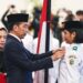 Ilustrasi: Presiden Joko Widodo (tengah) selaku pembina upacara menyematkan lencana kepada anggota Paskibraka 2024 asal Sumatera Utara Violetha Agryka Sianturi dalam pengukuhan Paskibraka Tingkat Pusat 2024 di Istana Negara, Ibu Kota Nusantara (IKN), Kalimantan Timur, Selasa (13/8/2024). (MASAPNEWS/ANT)