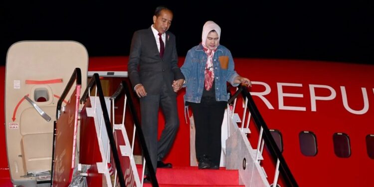 Presiden Joko Widodo dan Ibu Negara Iriana Joko Widodo tiba di Bandara Internasional Sultan Aji Muhammad Sulaiman Sepinggan, Kota Balikpapan, Jumat (16/8/2024). (MASAPNEWS/ANT/Biro Pers Sekretariat Presiden)