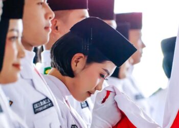 Ilustrasi: Seorang anggota Paskibraka 2024 Kota Magelang mencium bendera Merah Putih saat pengukuhan di Pendopo Pengabdian, Kompleks Rumah Jabatan Wali Kota Magelang, Kamis (15/8/2024). (MASAPNEWS/ANT/HO-Bagian Prokompim Pemkot Magelang)