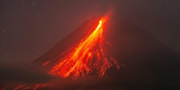 Arsip foto - Luncuran guguran lava pijar Gunung Merapi terlihat dari Turi, Sleman, DI Yogyakarta, Senin (5/8/2024) malam. (MASAPNEWS/ANT)