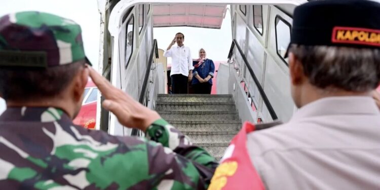 Presiden Joko Widodo bertolak kembali ke Jakarta usai menghadiri rangkaian HUT Ke-79 RI di IKN dengan menggunakan Pesawat Kepresidenan Indonesia-1 melalui Bandara Internasional Sultan Aji Muhammad Sulaiman Sepinggan, Kota Balikpapan, Kalimantan Timur, Minggu (18/8/2024). (MASAPNEWS/ANT/HO-Biro Pers Sekretariat Presiden)