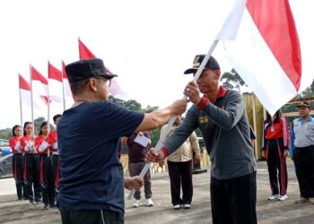 Suasana pencanangan Gerakan Pembagian Bendera Marah Putih di Kabupaten Gumas, Jumat (26/7/2024). (Foto : Diskominfosantik Gumas)