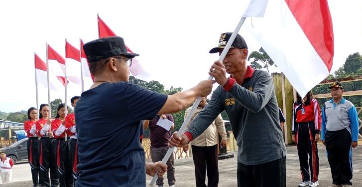 Suasana pencanangan Gerakan Pembagian Bendera Marah Putih di Kabupaten Gumas, Jumat (26/7/2024). (Foto : Diskominfosantik Gumas)