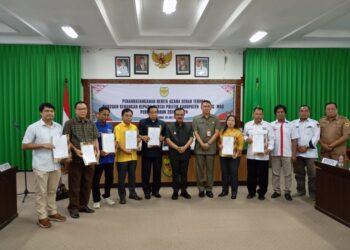 Pj Bupati Gumas Herson B Aden berfoto bersama usai penandatanganan berita acara penyaluran bantuan keuangan parpol tahap pertama di Kuala Kurun, Senin (29/7/2024). (Foto : Diskominfosantik Gumas)