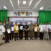 Pj Bupati Gumas Herson B Aden berfoto bersama usai penandatanganan berita acara penyaluran bantuan keuangan parpol tahap pertama di Kuala Kurun, Senin (29/7/2024). (Foto : Diskominfosantik Gumas)