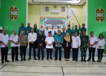 Pj Bupati Gunung Mas Herson B Aden dan lainnya berfoto bersama usai pelepasan kafilah di Kuala Kurun, Rabu (31/7/2024). (Foto : Diskominfosantik Gumas)