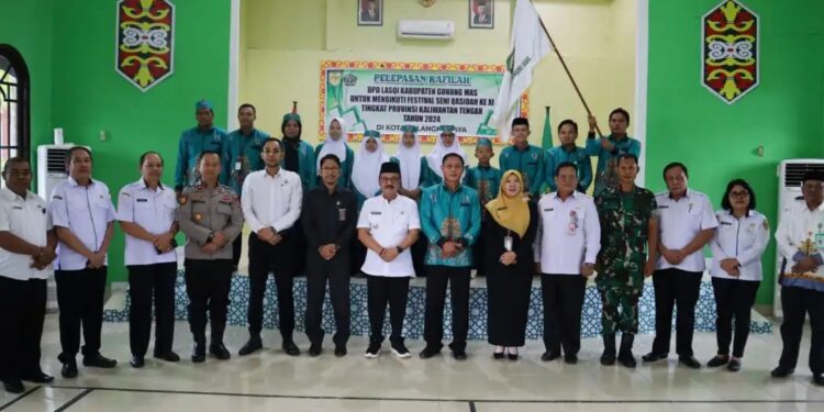 Pj Bupati Gunung Mas Herson B Aden dan lainnya berfoto bersama usai pelepasan kafilah di Kuala Kurun, Rabu (31/7/2024). (Foto : Diskominfosantik Gumas)