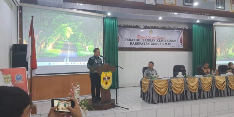 Pj Bupati Gunung Mas Herson B Aden menyampaikan sambutan pada kegiatan rakor penanggulangan kemiskinan. (MASAPNEWS)