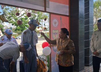 Calon anggota Paskibraka Kabupaten Gunung Mas menjalani prosesi ‘tampung tawar’ sebelum menjalani pusdiklat yang dipusatkan di Kuala Kurun, Minggu (4/8/2024). (MASAPNEWS/GCM)