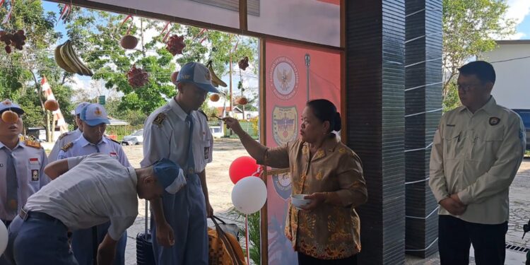 Calon anggota Paskibraka Kabupaten Gunung Mas menjalani prosesi ‘tampung tawar’ sebelum menjalani pusdiklat yang dipusatkan di Kuala Kurun, Minggu (4/8/2024). (MASAPNEWS/GCM)