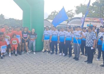 Sekda Kabupaten Gunung Mas Richard mengibarkan bendera start tanda dimulainya lomba lari di Taman Kota Kuala Kurun, Jumat (9/8/2024). (MASAPNEWS/CGM)