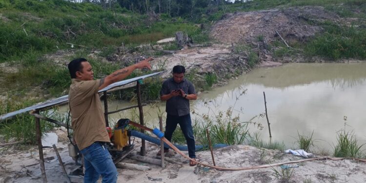 Kabid Tanaman dan Holtikultura Distan Gumas Nopitrio Eka (kiri) dan Kabid Sarana dan Prasarana Runli Setiawan memantau proses pompanisasi di wilayah Desa Tanjung Riu Kecamatan Kurun, Sabtu (10/8/2024). (Foto : Distan Gumas)