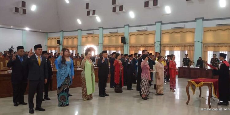 Suasana pelantikan anggota DPRD Kabupaten Gumas 2024-2029 di Kuala Kurun, Senin siang (19/8/2024). (Foto : Setda Gumas)