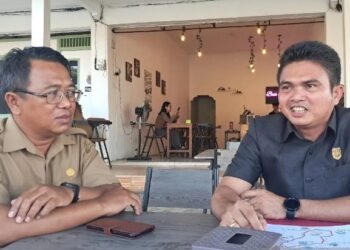 Wakil Ketua I DPRD Kabupaten Gumas Binartha (kanan) dan Ketua Karang Taruna kabupaten setempat Isnaini berdiskusi terkait rencana pelaksanaan lomba lari 5K, di Kuala Kurun, Senin (8/7/2024). (ANT)