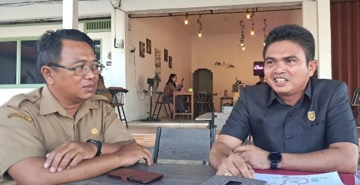 Wakil Ketua I DPRD Kabupaten Gumas Binartha (kanan) dan Ketua Karang Taruna kabupaten setempat Isnaini berdiskusi terkait rencana pelaksanaan lomba lari 5K, di Kuala Kurun, Senin (8/7/2024). (ANT)