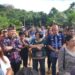 Wakil Ketua I DPRD Gumas Binartha (batik biru tua), Bupati dan Wakil Bupati Gumas periode 2019-2024 Jaya S Monong dan Efrensia LP Umbing, bersama masyarakat menyaksikan tabuh pertama tiwah massal di Desa Tangki Dahuyan Kecamatan Manuhing, Senin (8/7/2024). (IST)