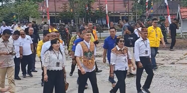 Jaya S Monong-Efrensia LP Umbing mendaftar sebagai calon bupati dan wakil bupati untuk Pilkada Gumas 2024 di kantor KPU setempat, Rabu (28/8/2024). (MASAPNEWS/GCM)