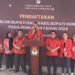 Bakal calon Bupati Gumas Kusnadi B Halijam, didampingi bakal calon wakil Daldin, Ketua PDIP Gumas Akerman Sahidar dan Sekretaris Nomi Aprilia dan lainnya, memberi keterangan kepada awak media usai pendaftaran di Kuala Kurun, Kamis (29/8/2024). (MASAPNEWS/GCM)