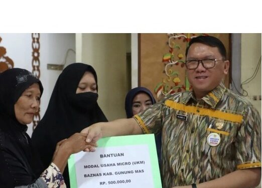 Pj Bupati Gumas Herson B Aden (kiri) dan Kepala BPJS Kesehatan Gumas Adi Suci Guntoro foto bersama usai menerima penghargaan UHC yang diserahkan oleh Wakil Presiden Ma'ruf Amin di Jakarta, Kamis (8/8/2024). (IST)