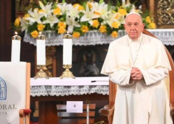 Paus Fransiskus bersiap menyampaikan pesan dalam kunjungannya di Gereja Katedral, Jakarta, Rabu (4/9/2024). (MASAPNEWS/ANT)