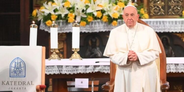 Paus Fransiskus bersiap menyampaikan pesan dalam kunjungannya di Gereja Katedral, Jakarta, Rabu (4/9/2024). (MASAPNEWS/ANT)