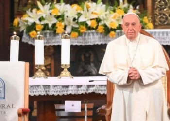 Paus Fransiskus bersiap menyampaikan pesan dalam kunjungannya di Gereja Katedral, Jakarta, Rabu (4/9/2024). (MASAPNEWS/ANT)