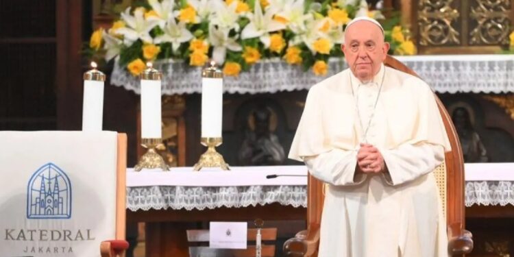 Paus Fransiskus bersiap menyampaikan pesan dalam kunjungannya di Gereja Katedral, Jakarta, Rabu (4/9/2024). (MASAPNEWS/ANT)