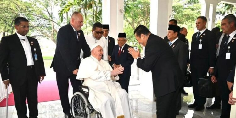 Ketua MPR RI Bambang Soesatyo saat mendampingi Presiden RI Joko Widodo bersama pimpinan lembaga tinggi negara lainnya menerima Paus Fransiskus di Istana Negara, Jakarta, Rabu (4/9/2024). (MASAPNEWS/ANT/HO-MPR RI)
