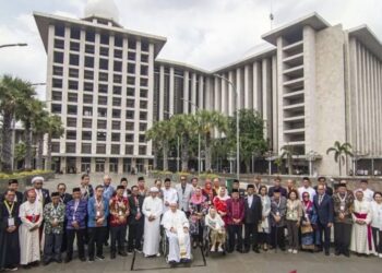 Pemimpin Takhta Suci Vatikan Paus Fransiskus (tengah depan) berfoto bersama dengan Imam Besar Masjid Istiqlal Nasaruddin Umar dan tamu undangan lainnya usai melihat langsung terowongan silaturahmi yang menghubungkan Masjid Istiqlal dan Gereja Katedral, Jakarta, Kamis (5/9/2024). (MASAPNEWS/ANT)