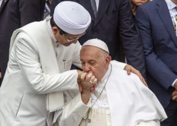 Pemimpin Takhta Suci Vatikan Paus Fransiskus (kanan) mencium tangan Imam Besar Masjid Istiqlal Nasaruddin Umar usai melakukan foto bersama di Masjid Istiqlal, Jakarta, Kamis (5/9/2024). (MASAPNEWS/ANT)