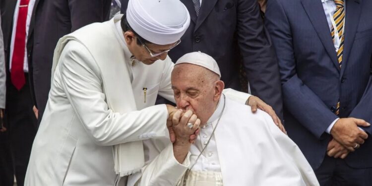 Pemimpin Takhta Suci Vatikan Paus Fransiskus (kanan) mencium tangan Imam Besar Masjid Istiqlal Nasaruddin Umar usai melakukan foto bersama di Masjid Istiqlal, Jakarta, Kamis (5/9/2024). (MASAPNEWS/ANT)