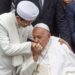Pemimpin Takhta Suci Vatikan Paus Fransiskus (kanan) mencium tangan Imam Besar Masjid Istiqlal Nasaruddin Umar usai melakukan foto bersama di Masjid Istiqlal, Jakarta, Kamis (5/9/2024). (MASAPNEWS/ANT)