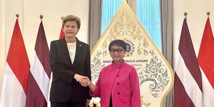 Menteri Luar Negeri RI Retno Marsudi bertemu dengan Menteri Luar Negeri Latvia Baiba Braže dalam pertemuan bilateral di Gedung Pancasila Kompleks Kemlu RI, Jakarta, Kamis (5/9/2024). (MASAPNEWS/ANT)