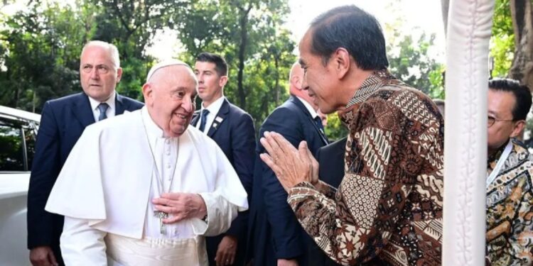 Presiden RI Joko Widodo menyambut Paus Fransiskus saat tiba di Gelora Bung Karno, Jakarta, Kamis (5/9/2024). (MASWPNEWS/ANT/HO-Biro Pers Sekretariat Presiden)