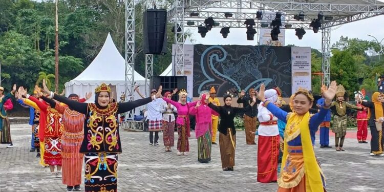 Puncak Festival Harmoni Budaya Nusantara 2024 diselenggarakan di Alun-Alun Kabupaten Penajam Paser Utara, Kalimantan Timur, pada Jumat (6/9/2024). (MASAPNEWS/ANT)