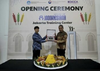 Direktur Jenderal Kebudayaan, Hilmar Farid (sebelah kanan) dan Direktur Divisi Hallyu Support, Sim Minseok (sebelah kiri) dalam peluncuran Rumah Indonesiana di Museum Kebangkitan Nasional, Jakarta, Jumat (6/9/2024). (MASAPNEWS/ANT/HO-BKHM Kemendikbudristek)