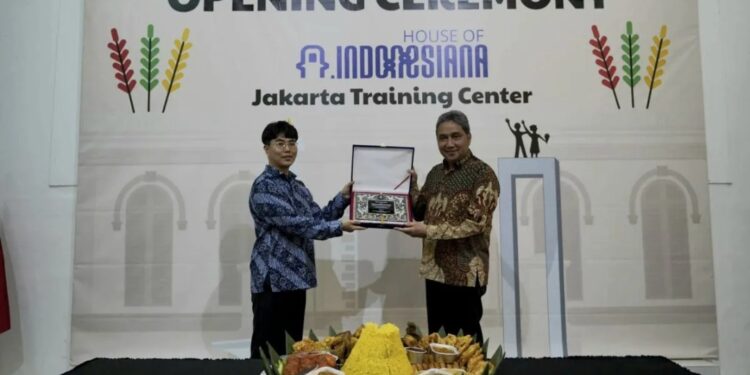 Direktur Jenderal Kebudayaan, Hilmar Farid (sebelah kanan) dan Direktur Divisi Hallyu Support, Sim Minseok (sebelah kiri) dalam peluncuran Rumah Indonesiana di Museum Kebangkitan Nasional, Jakarta, Jumat (6/9/2024). (MASAPNEWS/ANT/HO-BKHM Kemendikbudristek)