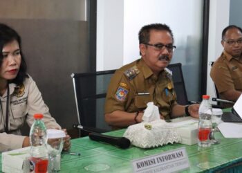 Pj Bupati Gumas Herson B Aden (tengah), Kepala Diskominfosantik Ruby Haris (kanan), Komisioner Komisi Informasi Kalteng Katriana (kiri) saat visitasi di Kuala Kurun, Senin (23/9/2024). (Foto : Diskominfosantik Gumas)