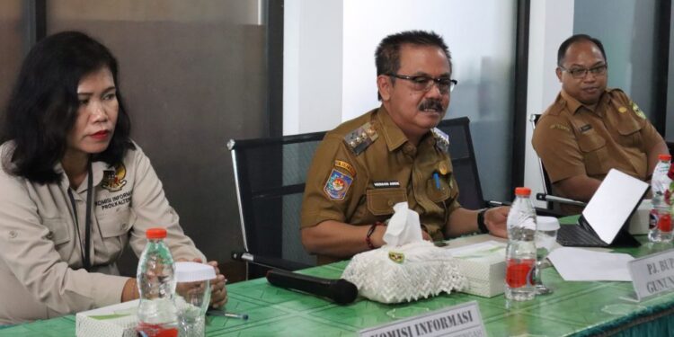 Pj Bupati Gumas Herson B Aden (tengah), Kepala Diskominfosantik Ruby Haris (kanan), Komisioner Komisi Informasi Kalteng Katriana (kiri) saat visitasi di Kuala Kurun, Senin (23/9/2024). (Foto : Diskominfosantik Gumas)