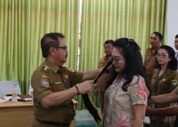 Pj Bupati Gunung Mas Herson B Aden mengukuhkan Shella Herson B Aden sebagai Bunda Literasi kabupaten setempat di Kuala Kurun, Selasa (24/09/2024). (Foto : Diskominfosantik Gunung Mas)