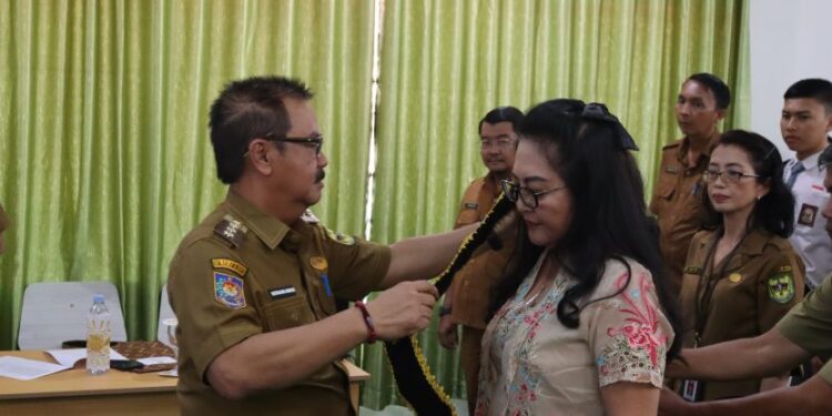 Pj Bupati Gunung Mas Herson B Aden mengukuhkan Shella Herson B Aden sebagai Bunda Literasi kabupaten setempat di Kuala Kurun, Selasa (24/09/2024). (Foto : Diskominfosantik Gunung Mas)